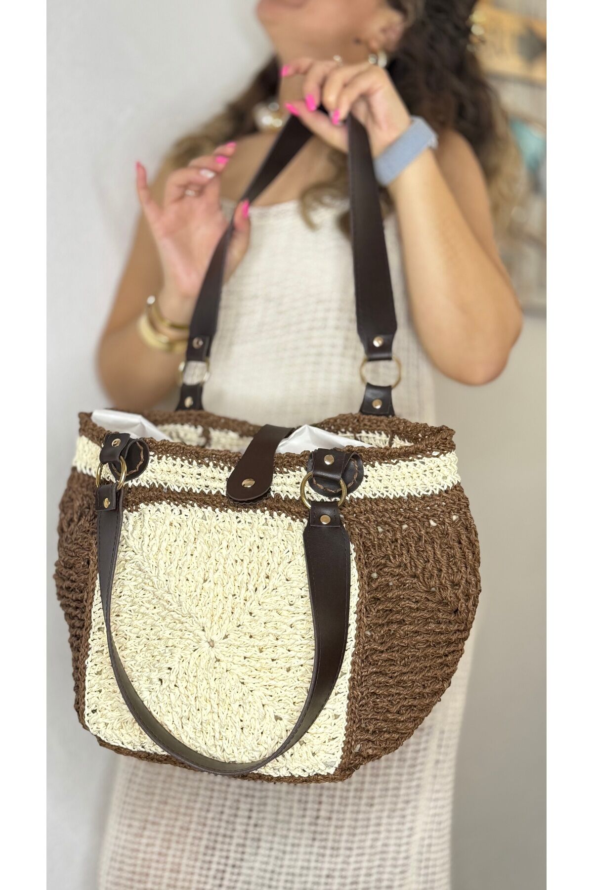 Tamamen el işçiliği ile kagıt iple örülmüş kadın kahverengi Ekru kol omuz çantası