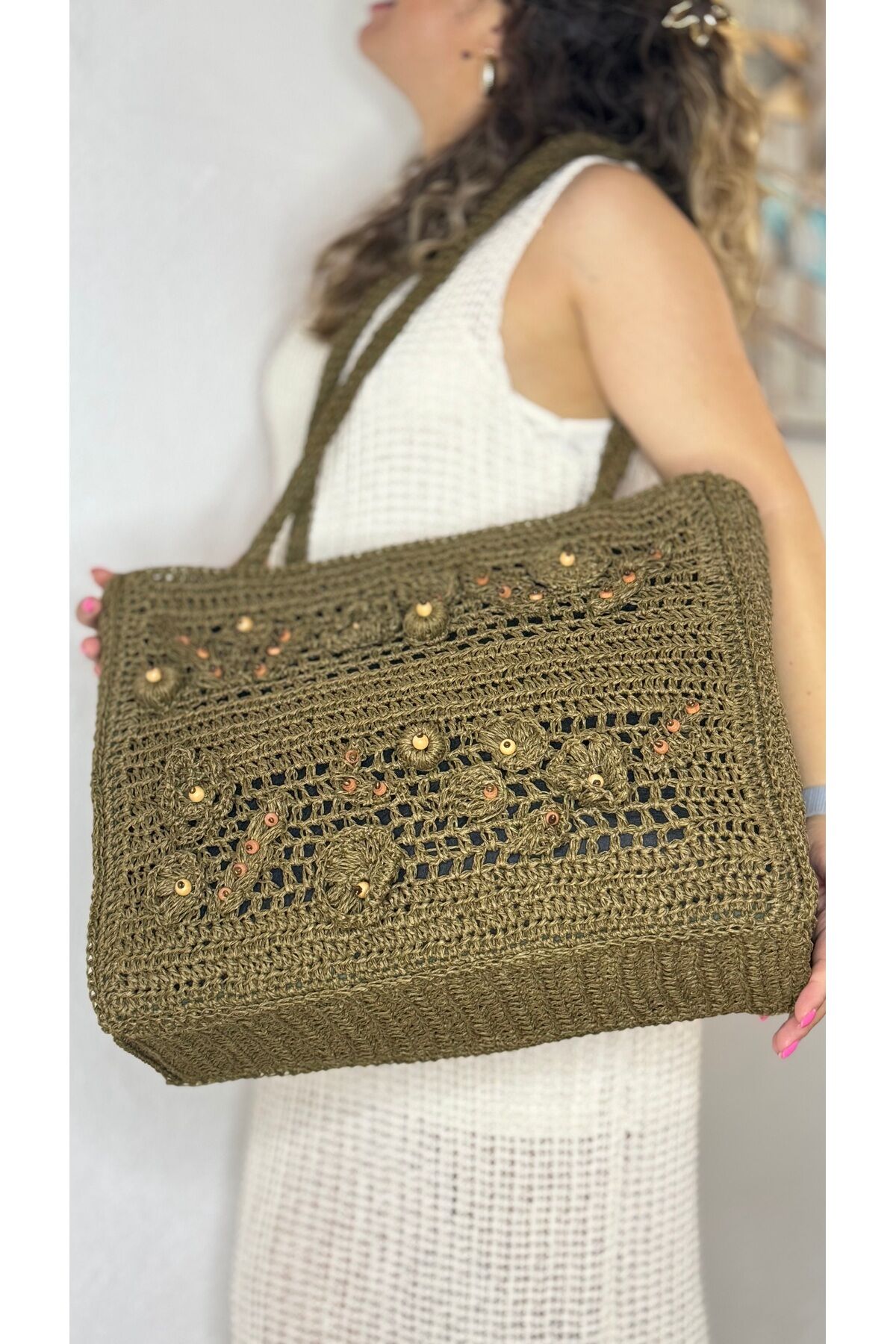 Tamamen kağıt iple örülmüş her iki tarafı da çiçek ve ahşap boncuk işlemeli plaj çantası