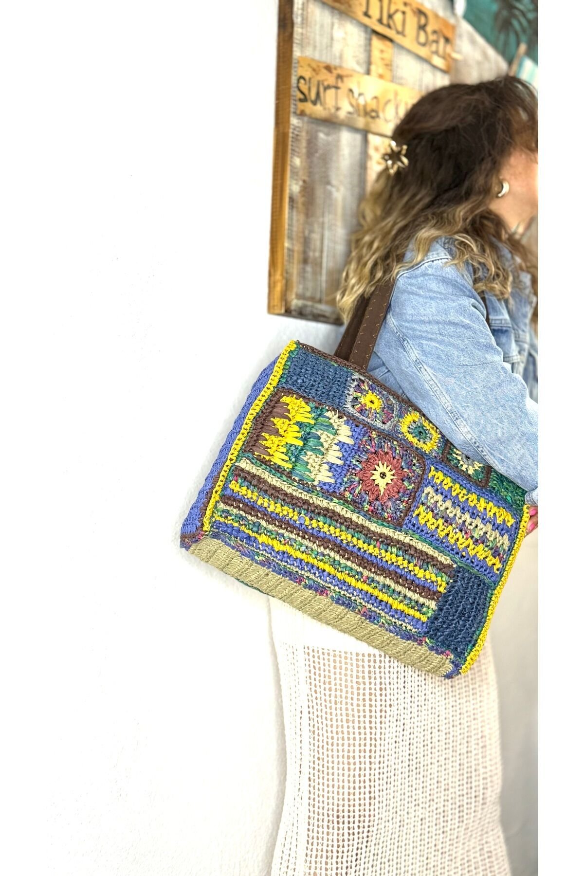 Kağıt iple örülmüş etnik desenli mavi sarı renkli kadın plaj kol çantası