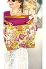 Üç boyutlu kabartmalı yazmanın çantaya dönüşmüş hali tamamen el işçiliği deri detaylı omuz çantası