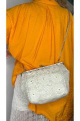 Keten kumaş ve iğne oyası işlemeli el yapımı kristal boncuk detaylı bej ekru kadın postacı çanta