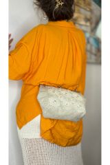 Keten kumaş ve iğne oyası işlemeli el yapımı kristal boncuk detaylı bej ekru kadın postacı çanta