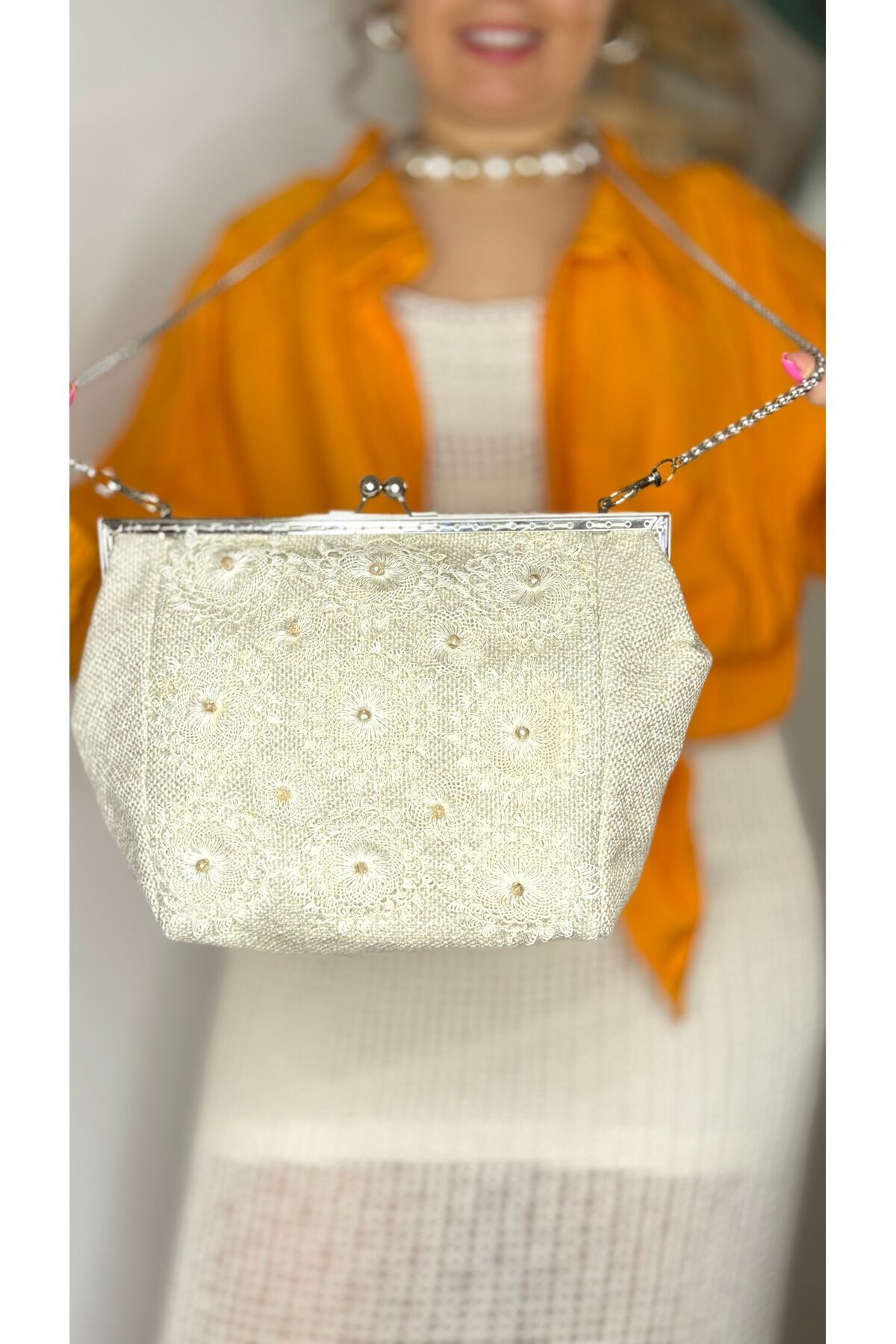 Keten kumaş ve iğne oyası işlemeli el yapımı kristal boncuk detaylı bej ekru kadın postacı çanta