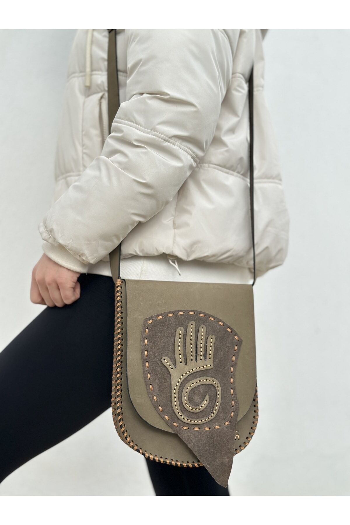 %100 Nubuk Deri Tamamıyla El Işçiliği El Işlemeli Kadın Haki Postacı Çanta