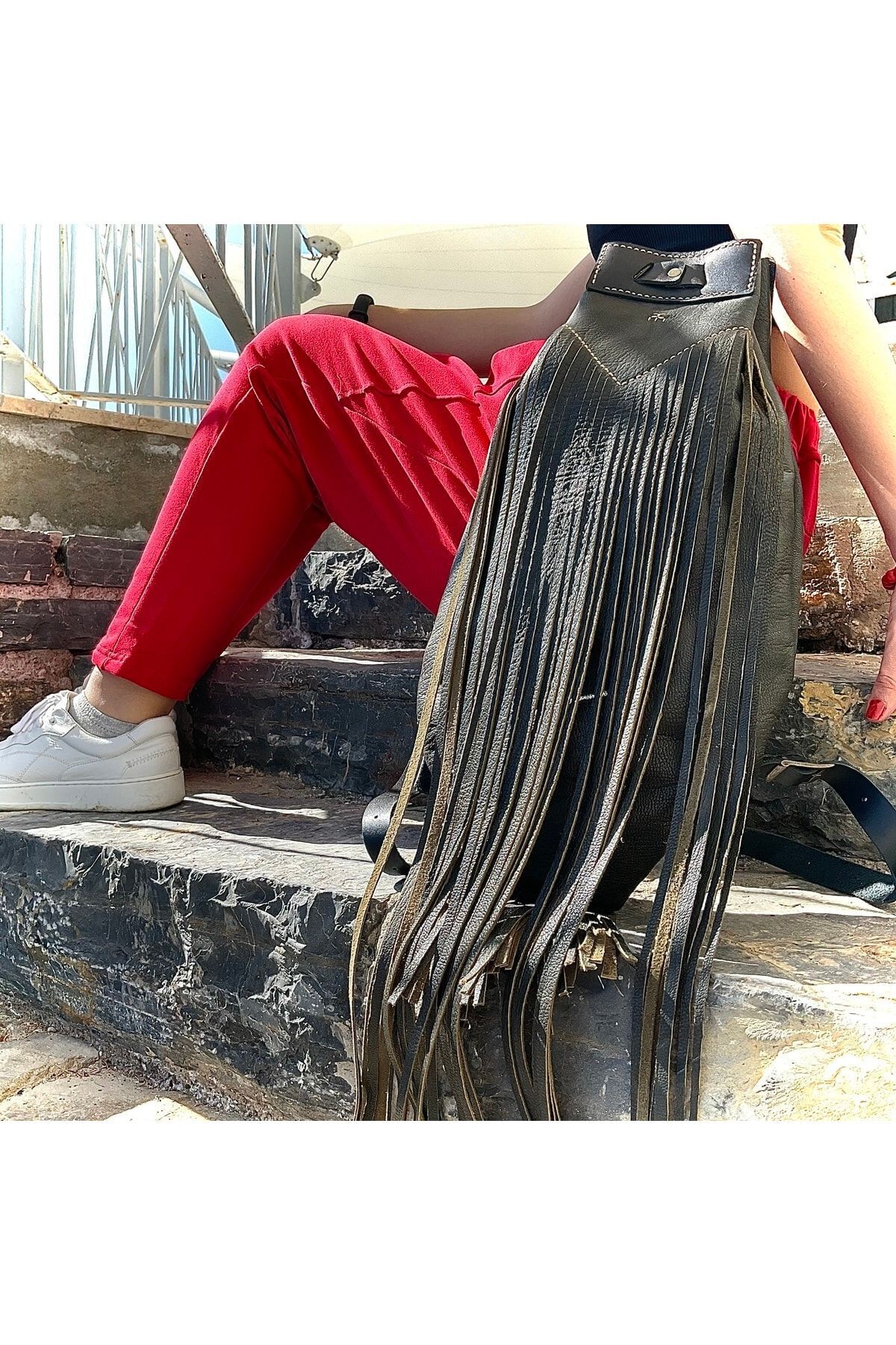 % 100 Hakiki Deri El Yapımı Püsküllü Kadın Erkek Unisex Siyah Püsküllü Avcı Sırt Çantası