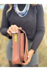 %100 Gerçek Deri El Yapımı Çiçek Işlemeli Çift Bölmeli Kahverengi Kadın Postacı Kol Çantası