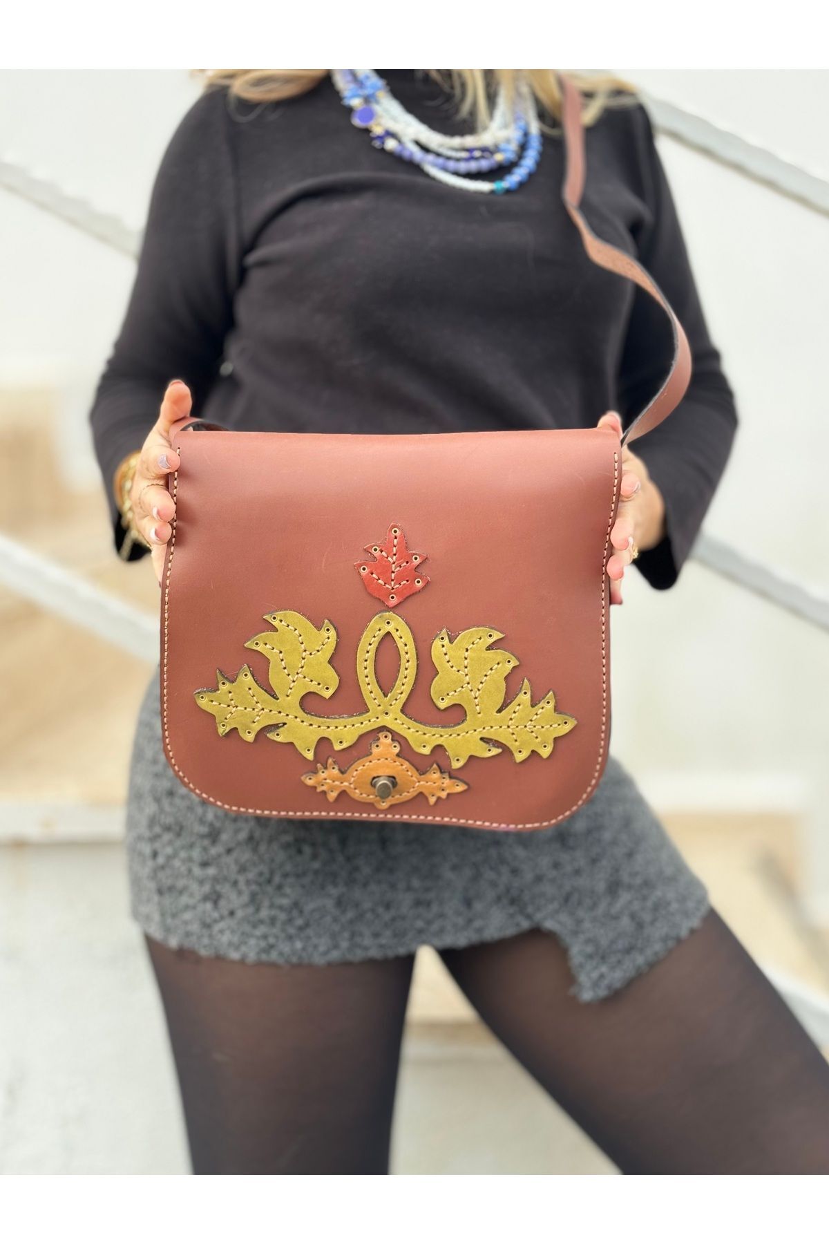 %100 Gerçek Deri El Yapımı Çiçek Işlemeli Çift Bölmeli Kahverengi Kadın Postacı Kol Çantası