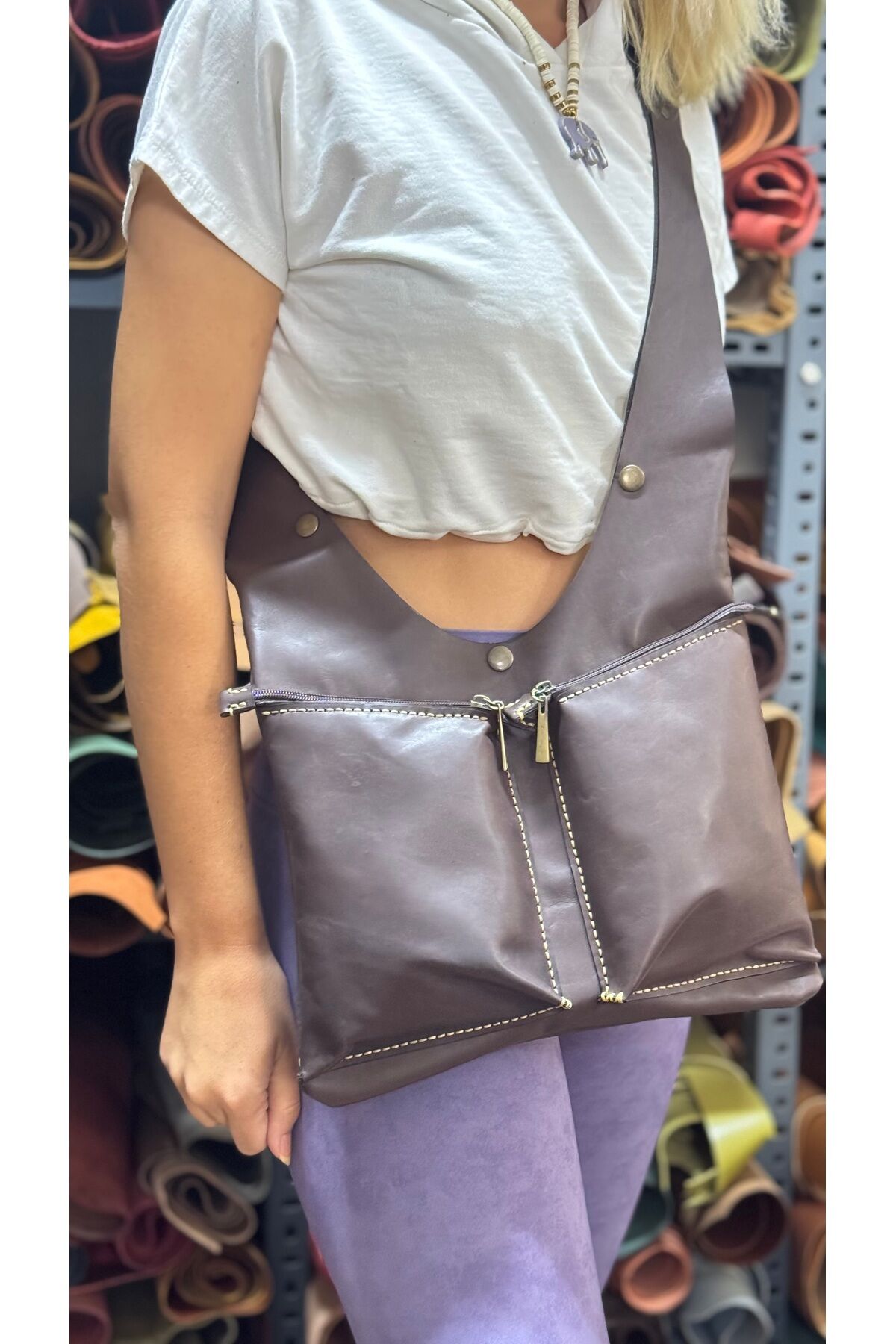 %100 gerçek deri tamamen el yapımı özel tasarım kahverengi iki cepli kadın kol omuz çantası